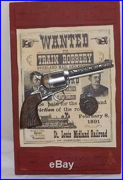 1977 WALT DISNEY WORLD Frontierland Wanted Poster 3D Gun Badge Wall Hanging RARE