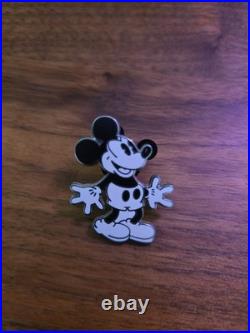 Disney World Orlando 2014 Lanyard Pin Badges Collection Disney World Orlando 2014 Lanyard Pin Badges Collection