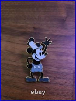 Disney World Orlando 2014 Lanyard Pin Badges Collection Disney World Orlando 2014 Lanyard Pin Badges Collection