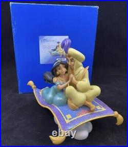 WALT DISNEY ENCHANTING ALADDIN & JASMINE A Whole New World A28075 ALADDIN